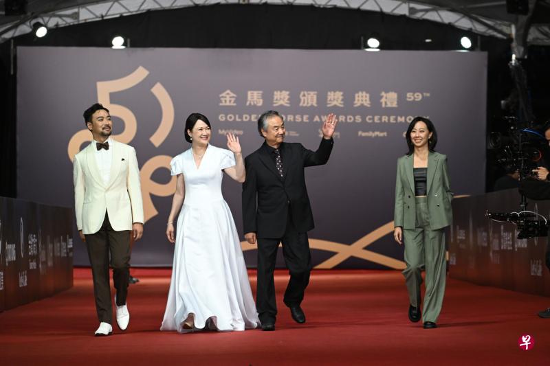 《花路阿朱妈》的导演何书铭（左起）、演员洪慧芳、郑东焕与编剧王欣茹出席金马奖颁奖典礼。（金马执委会提供）
