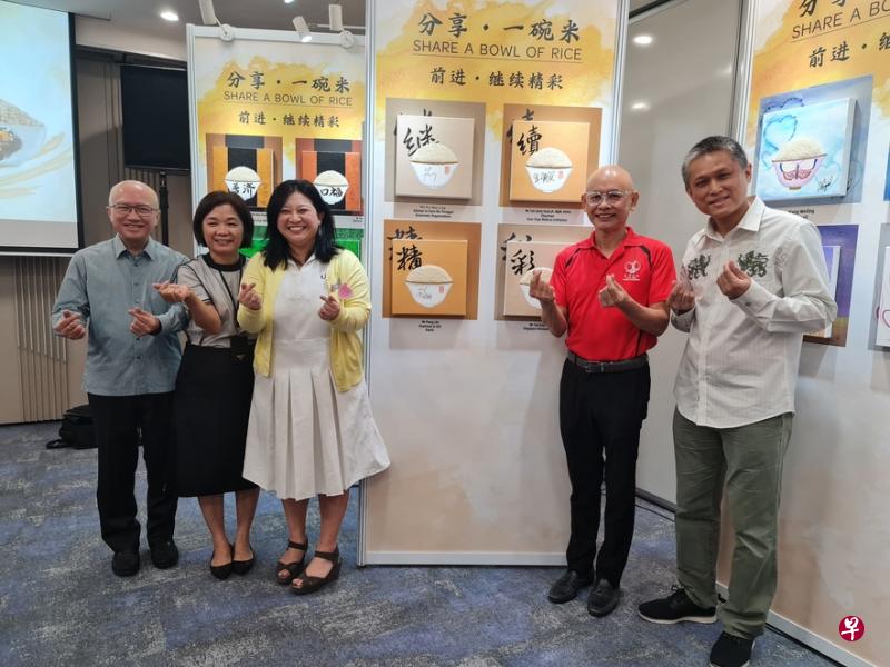 口福集团总裁庞琳夫妇（左起）、白沙—榜鹅集选区议员杨涴淩、善济医社义务执行主席卓顺发和画家陈泇元，出席“分享·一碗米”绘画装置艺术慈善义卖会。（善济医社提供）