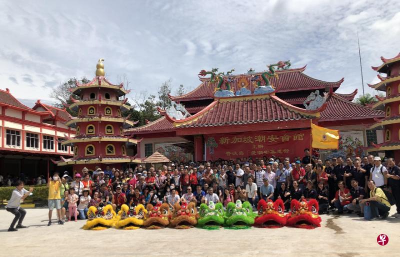 “爱潮安集思营”第一站到“水口伯公宫”与峇淡岛潮州乡亲公会领导人交流。拍合照时，潮安会馆副主席洪振群（左一）忙着取角度。（谢燕燕摄）