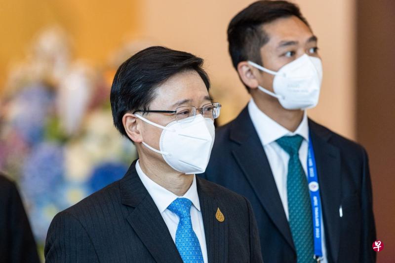 香港特首李家超由曼谷返港后，在香港国际机场进行的核酸检测结果呈阳性。（彭博社）