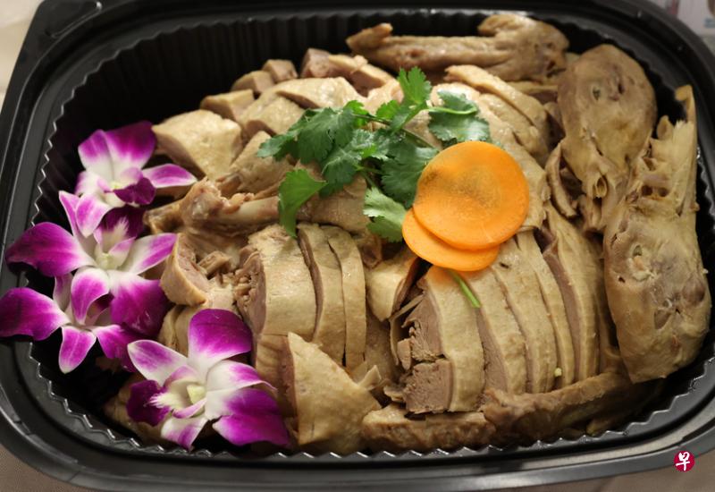 “闽味飘香”有机会品尝罕见的市井美食，包括咸水鸭（左起）、芋头粥、福州年糕和卤肉碱水粿等。（梁麒麟摄）