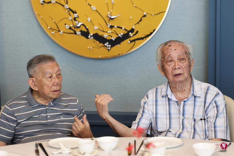 江耀荣（左）与江士豹谈论着新加坡过去与现在的教育。