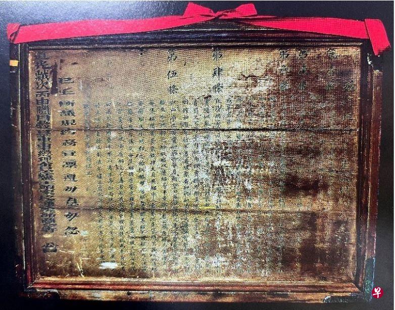 恒山亭古庙火灾幸存的三件珍贵文物——恒山亭重议规约（上）、大伯公像（下）和山门楹联（右），将在第七届新加坡福建文化节首次合体展出。（福建会馆提供）