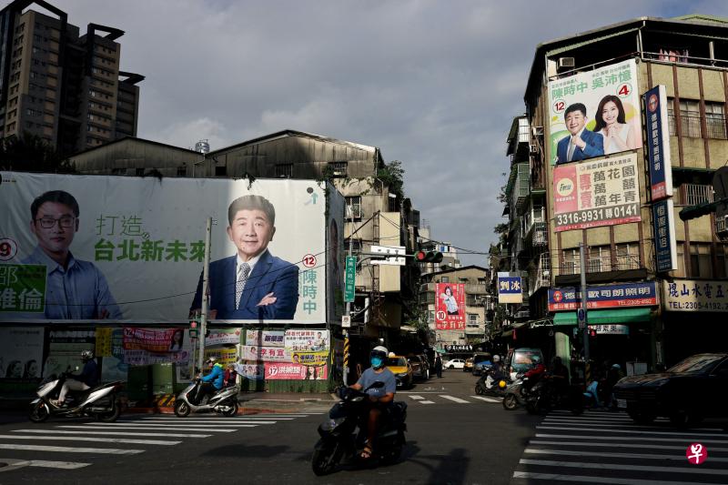 如果依台湾现行防疫规定，从星期一确诊的民众无法外出，本周末大约有10万人无法参与“九合一”地方选举投票。（路透社）
