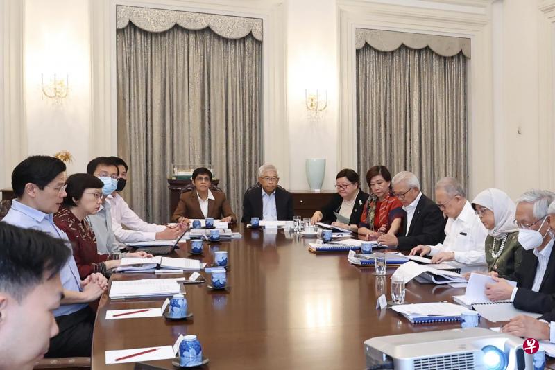 副总理兼财政部长黄循财（左二）连同财政部官员，以及金管局、政府投资公司和淡马锡的高层，星期三向哈莉玛总统（右二）和总统顾问理事会汇报政府投资资产的预计长期实际回报。（取自哈莉玛脸书）