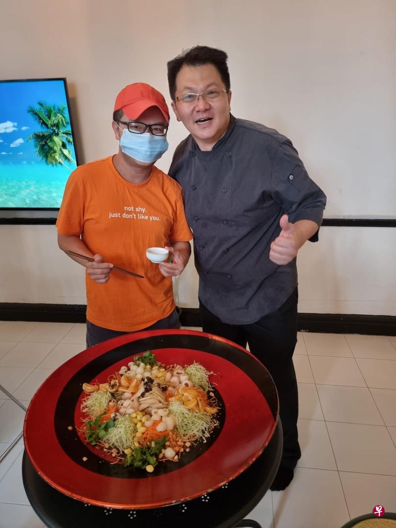 孙立人（左）找了名厨林宝顺出任《小贩之王》美食顾问，后者将把逾50道狮城美食搬上银幕。