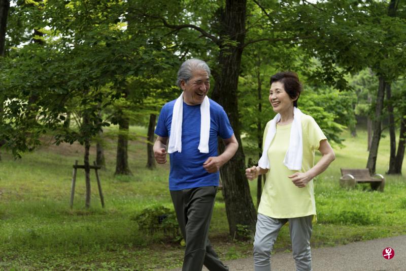 结交喜爱运动的朋友，让他们陪伴一起锻炼，保持健康活跃。（iStock图片）