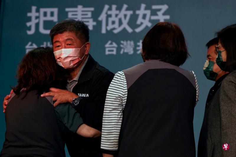 民进党籍台北市长候选人陈时中（面向镜头者）星期六（11月26日）落败后，与团队人员拥抱（右图）。（路透社）