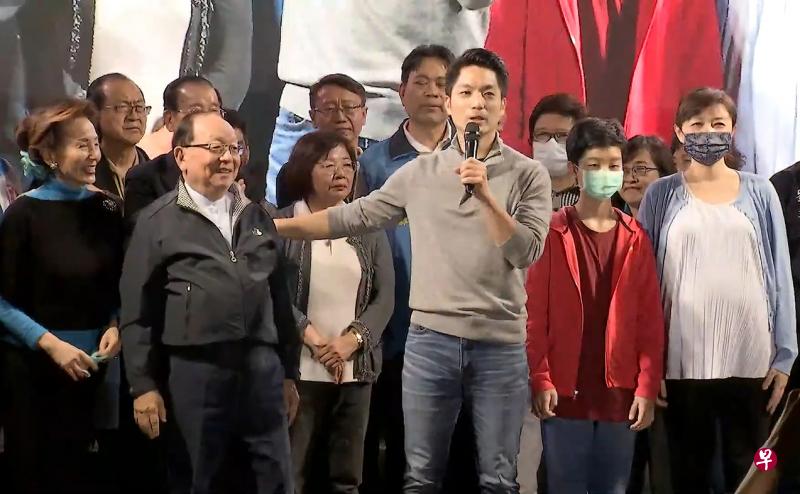 国民党籍候选人蒋万安（前排右三）宣布当选台北市长后，怀孕七个月的妻子石舫亘（前排右起）、儿子蒋得立，以及父母蒋孝严和黄美伦一同上台分享喜悦。（蒋万安脸书视频截图）