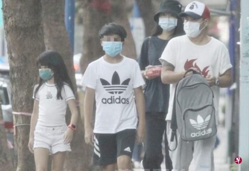 曹格（右起）与吴速玲育有一子一女。（互联网）