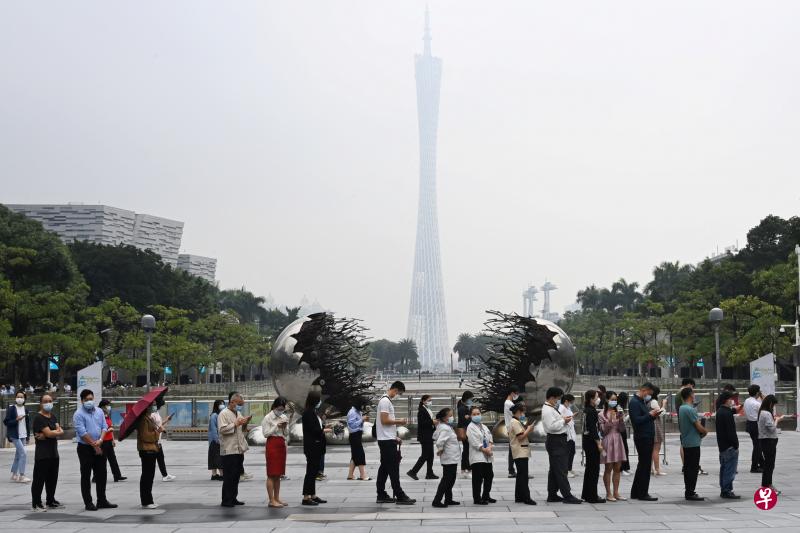 广州市卫健委星期一发布通知，除海珠区、番禺区、天河区、白云区外，其他七个市辖区的长期居家老人、上网课学生、居家办公者等无社会面活动人员，若无外出需求，可以不参加全员核酸筛查。调整方案可减少人群聚集感染风险，还可节约全市核酸资源。图为11月17日在广州天河区花城广场排队等候接受核酸筛查的人们。（路透社）