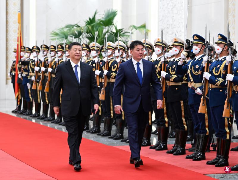 中国国家主席习近平（左）11月28日在北京人民大会堂，与到中国进行国事访问的蒙古国总统呼日勒苏赫举行会谈。图为习近平在会谈前，于人民大会堂北大厅为呼日勒苏赫举行欢迎仪式。（新华社）