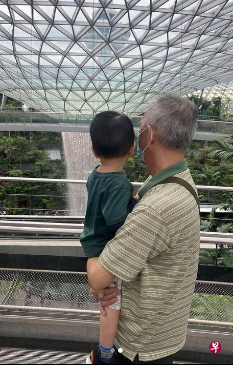 爷爷奶奶终于见到孙子，带着孙子外出游玩好开心。（取自黄靖伦IG）