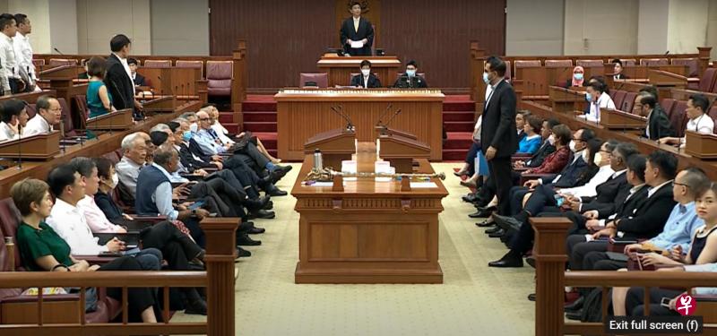 执政党党督普杰立医生要求记名投票以通过废除第377A节法案后，多名朝野议员起立表示支持这个做法。（gov.sg视频截图）