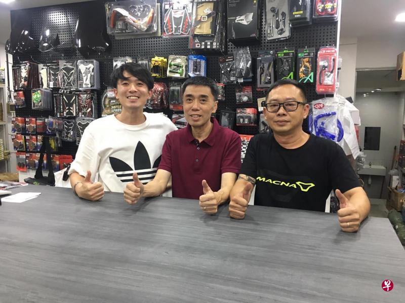 林顺福（中）将公司交给长子林泓祥（左）与老员工谢国良。（受访者提供）