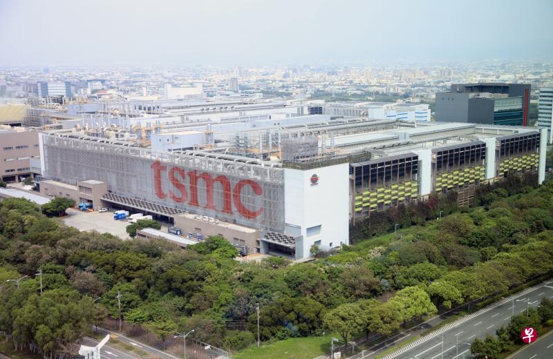 台湾把台积电当做具战略价值的“护国神山”。不过作者指出，全球资讯通信科技（ICT）产业太倚重台湾，对台湾是福也是祸。（彭博社）