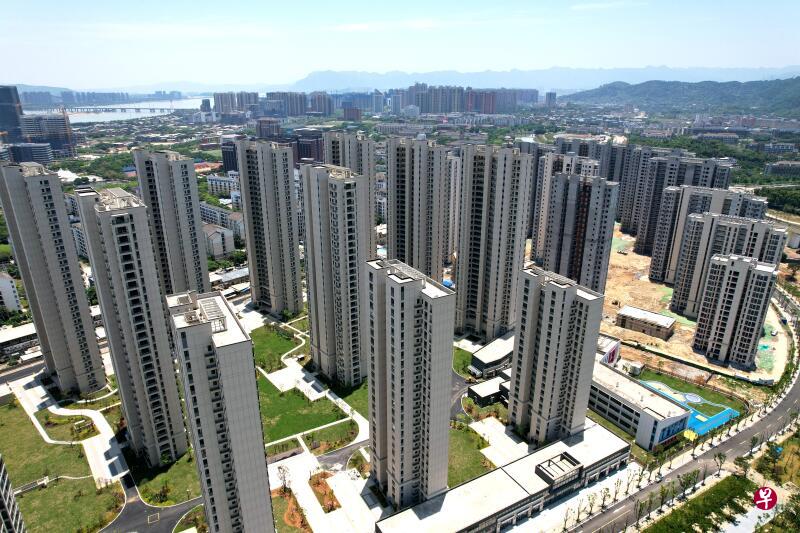 作者认为，中国在21世纪迷上了土地财政，并将原先“搞点钱”解决吃饭财政的版本，演变成为而今的大国重器甚至基本国策。（中新社）