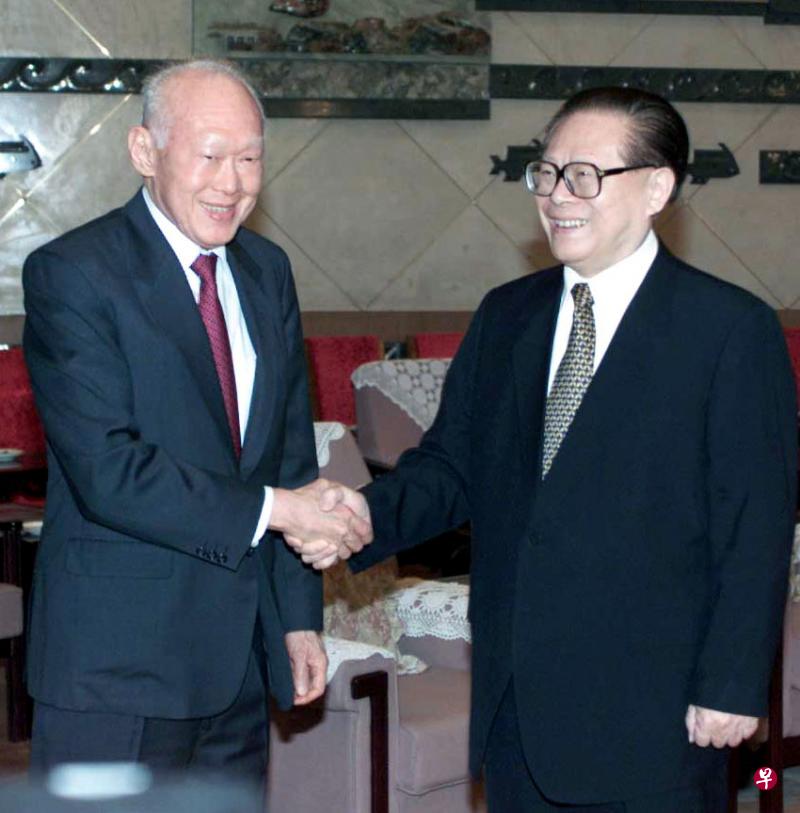 2000年6月13日，时任内阁资政李光耀（左）访中国，与中共前总书记江泽民（右）会晤。（档案照）