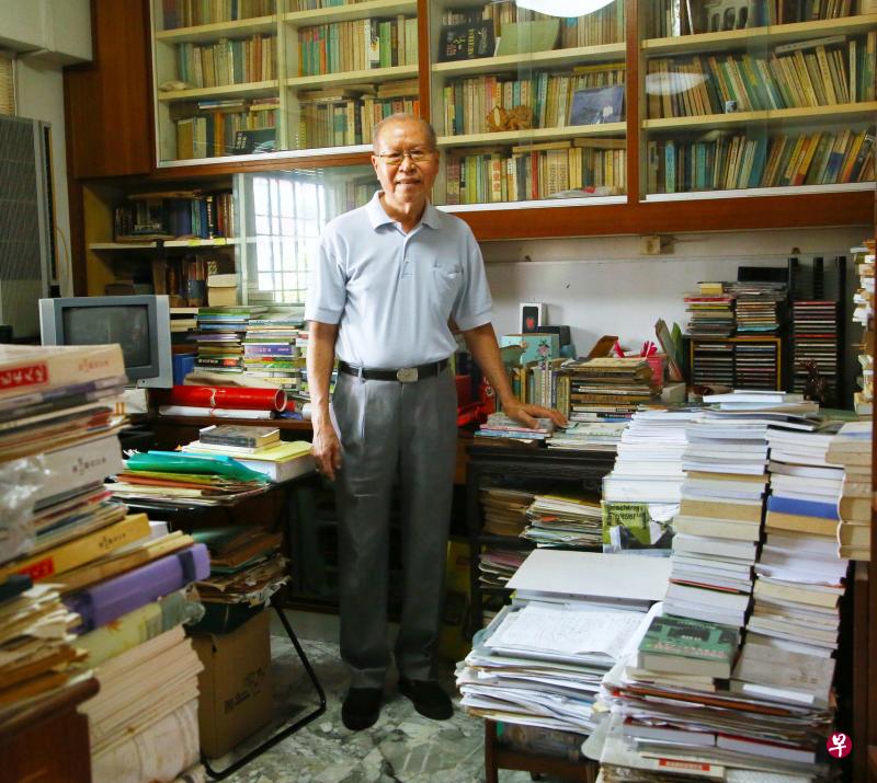 81岁的陈川波现为文艺杂志《艺术天地》执行编辑。（陈福洲摄影）