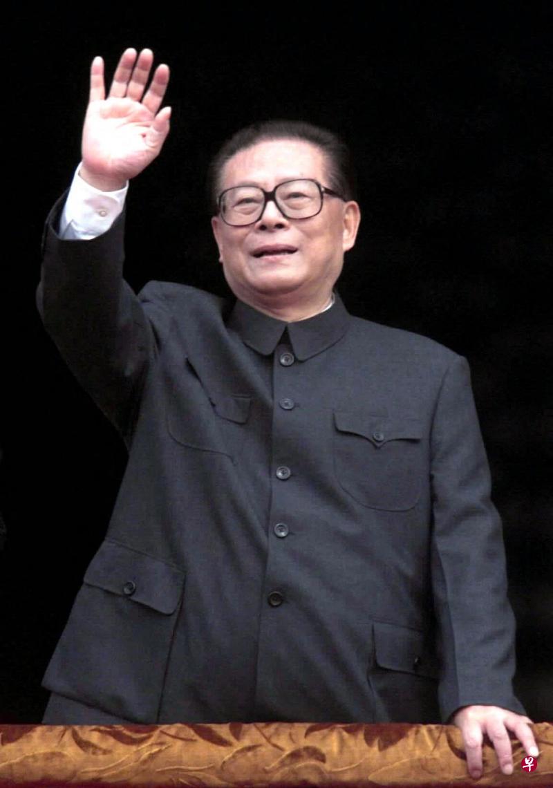 中共前总书记江泽民11月30日逝世，图为1999年10月1日，他在天安门出席中共建国50周年阅兵活动。（法新社）