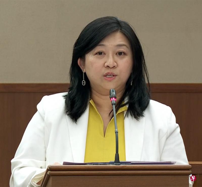 私召车或德士司机如果需要在中央商业区为电动车充电，每个小时就得花至少两三元的停车费。我们在探讨如何鼓励人们尽快改用电动车的同时，也要确保不会有抑制作用。希望政府能让驾驶电动车的德士和私召车司机在这些停车场充电时免费停车。——杨涴淩（白沙－榜鹅集选区）