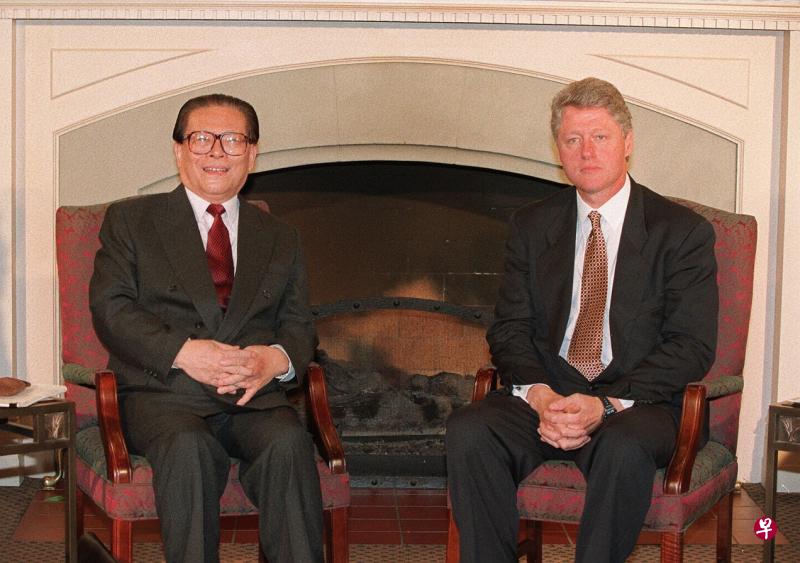中共前总书记江泽民（左）喜欢在外交场合“秀”英语。图为1993年11月他在西雅图出席亚太经济合作组织领导人非正式会议期间，与时任美国总统克林顿会晤，这是中美领导人在八九政治风波后首次正式会晤。（法新社）
