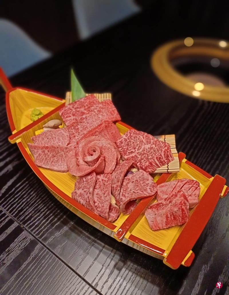 日本烧肉店平城苑的“和宝船”，集合不同牛肉部位。（黄亿敏摄）