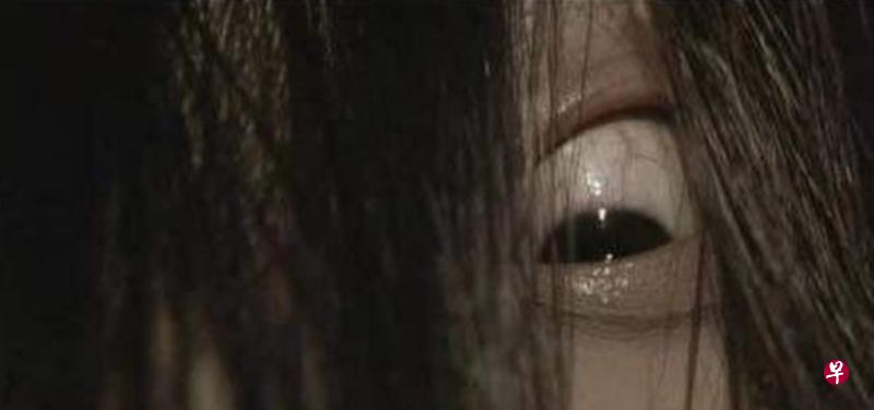 《午夜凶铃》特写镜头中贞子的眼睛是男生的。