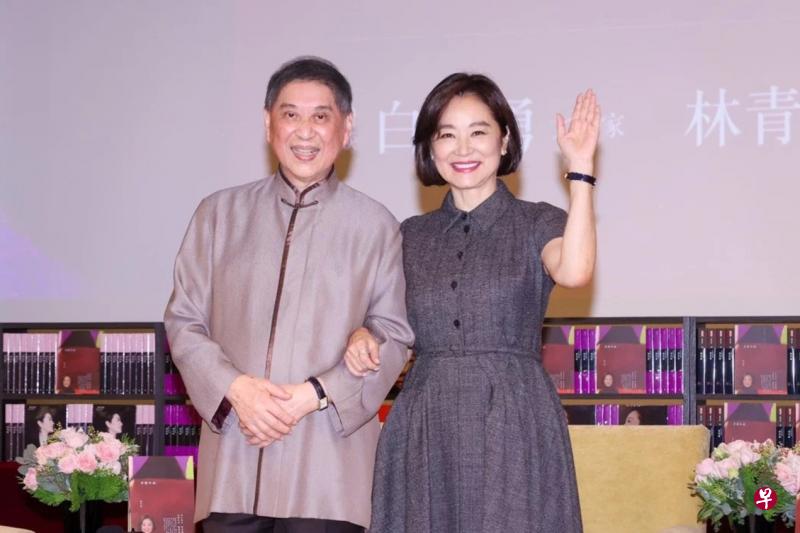 林青霞（右）12月4日在台北出席新书发表会，并与白先勇（左）对谈。（台湾联合报图）