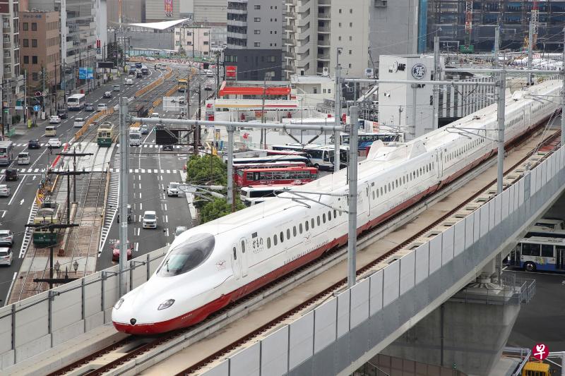 日本铁路公司虽然深受人口下降及冠病疫情影响而面临经营难题，但今年9月开通的九州新干线料将吸引大量游客乘坐前往长崎的温泉名胜。（法新社）