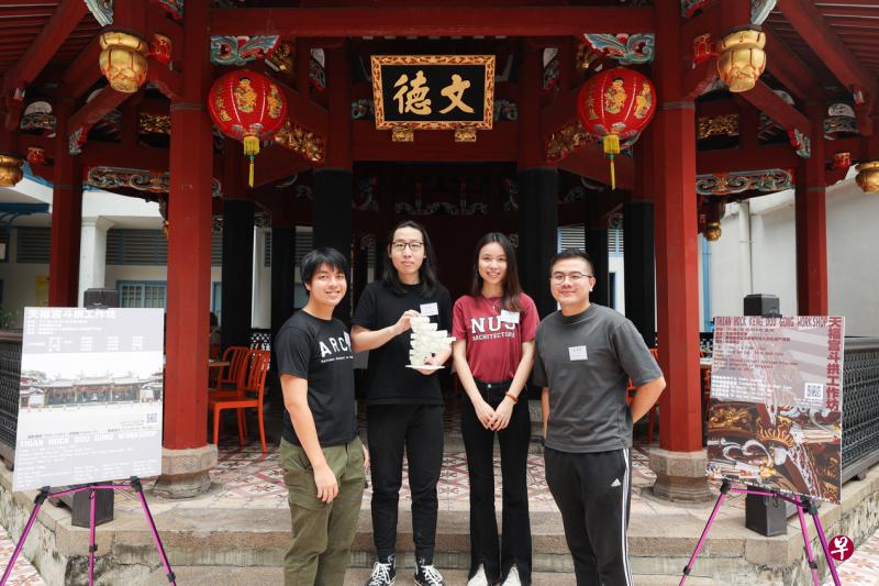 工作坊主创团队（左起）宣传组沈靖翔、设计组郭容、辅导组张靖涵、后勤组沈泰君。