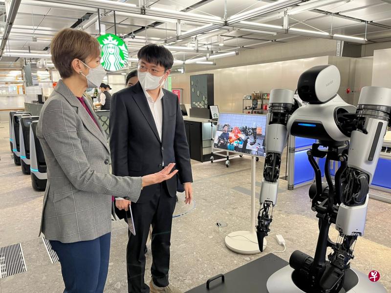 通讯及新闻部长兼内政部第二部长杨莉明（左）正式访问韩国，除了签署韩国—新加坡人工智能谅解备忘录，也参观当地企业，包括图中的Naver集团。（通讯及新闻部提供）