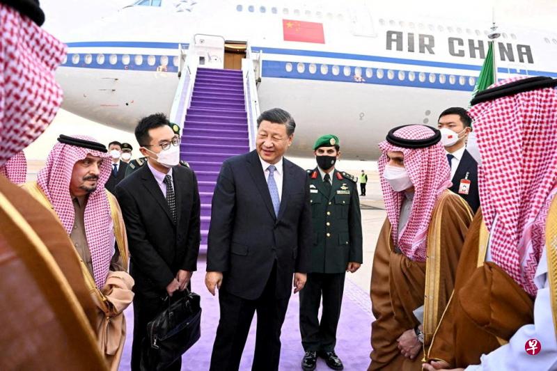 中国国家主席习近平（左三）周三乘专机抵达沙特阿拉伯首都利雅得，利雅得省长、沙特外交部长等王室成员和政府官员到场迎接。（路透社）