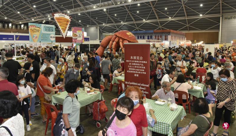 新加坡食品展在新加坡博览中心第五展厅举行，开幕首日便吸引大量人潮。场内很多摊位都安排了桌椅，让民众享用美食。（特约伍书永摄）