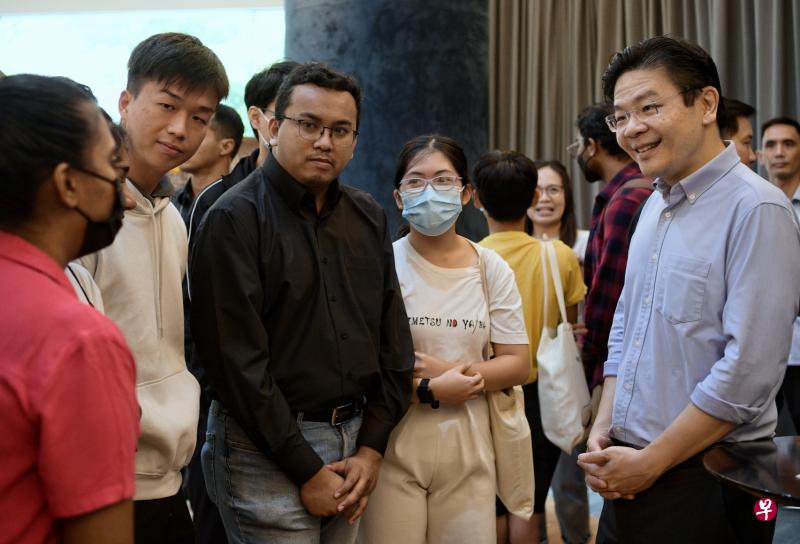副总理兼财政部长黄循财（右一）在国家督导者峰会上与在场的青少年分享个人经验并交流看法。（海峡时报）