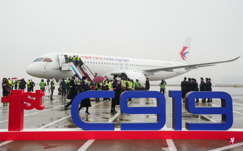 东方航空公司12月9日正式接收首架中国国产C919大飞机。图为12月9日C919客机停在上海虹桥机场停机坪上。（新华社）