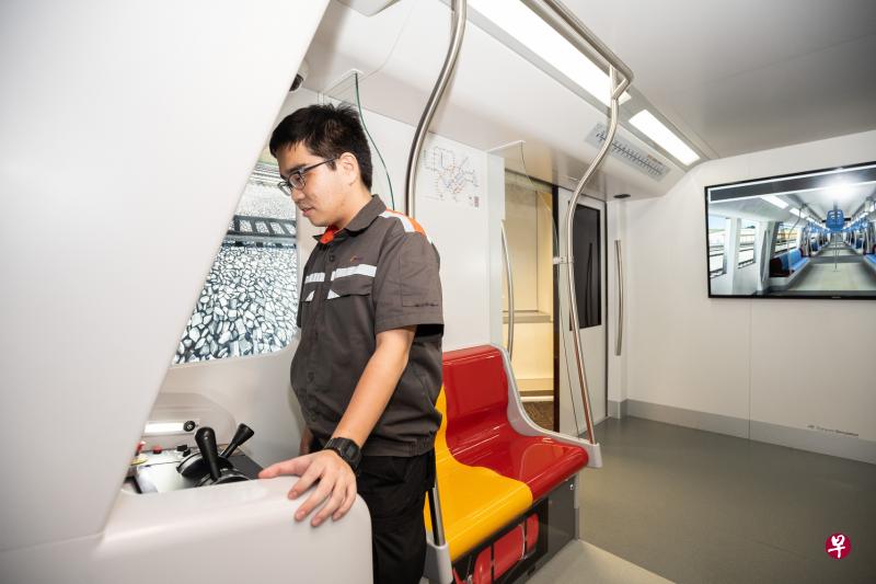 滨海市区线信号部助理工程师胡宗成（26岁）使用模拟器来受训。（特约张荣摄）