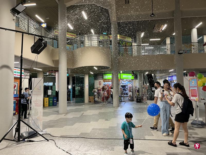 白沙西厦迎来近两小时的“白雪”，吸引家长带孩子来“赏雪”。（新明日报）