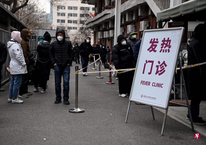 防疫大松绑后，北京发热门诊外反而排起长龙，有市民称因为市面上买不到退烧药，只好到发热门诊寻药。（法新社）