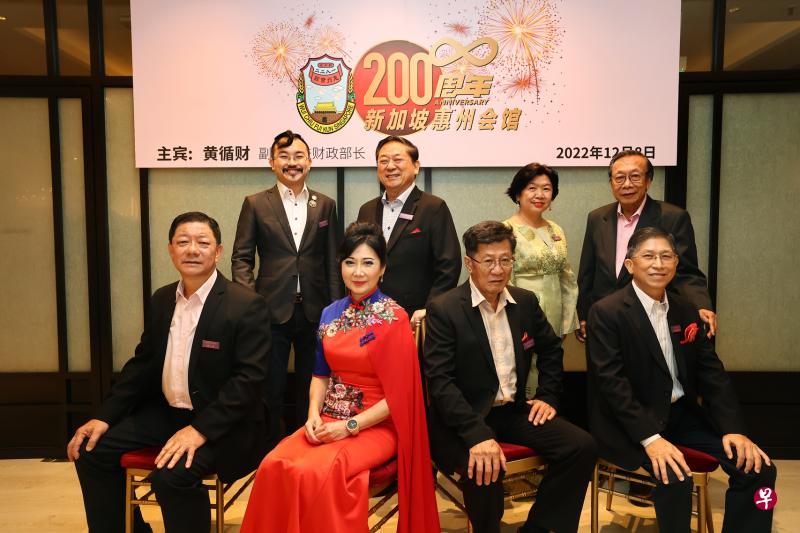 完成购置新会所，刚庆祝成立200周年的惠州会馆将迈入另一个里程碑。前排左起为署理会长戴士福、会长萧立娟、监察主席张汉君、名誉会长锺天祥博士；后排左起为副会长范力铖、监察委员李福财、总务曾彩燕、副会长黄日荣。（陈渊庄摄）