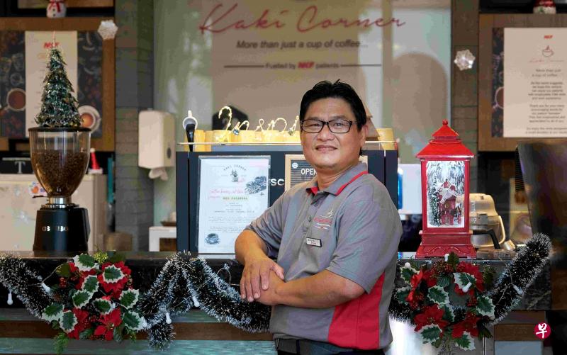 江来河加入NKF为病患筹备的就业计划“友伴落脚站”，先在NKF总部的大堂泡咖啡，本月开始到合作伙伴的咖啡座实习。（曾坤顺摄）