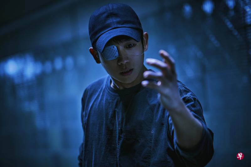 丁海寅饰演拥有不死之身的异种人，他的右眼被移植给连环杀手后，开始能看见对方看到的景物。