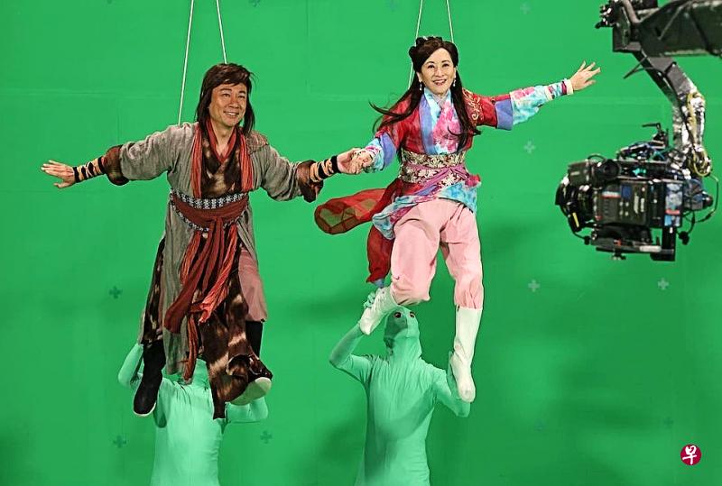 左图：黎耀祥（左）饰演退休武师，龚慈恩饰演息影明星，《轻·功》有不少两人“想当年”的古装扮相。