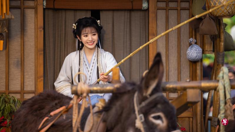 田曦薇剧中饰演的李薇角色乐观、善良又贪吃，经常用美食解决生活难题。（Viu提供）