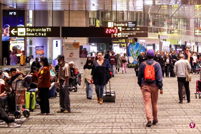 今年首10个月，樟宜机场共接待乘客2360万人次，相当于冠病疫情前的42％，起降航班17万次，是疫前的53％。（白艳琳摄）
