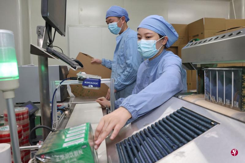 中国江苏省南通市的一家中药厂员工加紧生产治疗感冒和流感的中成药，以满足全国各地订单。（法新社）