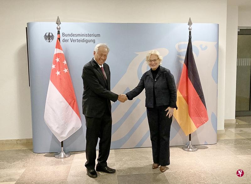 国防部长黄永宏医生（左）在德国与德国国防部长兰布雷希特会面，重申新加坡与德国友好且日益发展的防务关系。（取自黄永宏脸书）