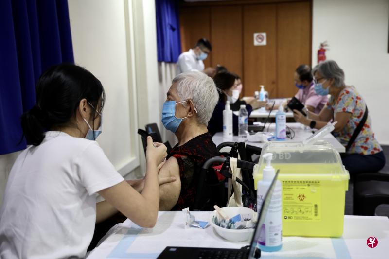 一些完成接种两剂冠病疫苗和两剂追加剂的公众，已陆续收到短信，受邀接种下一剂追加剂。（档案照片）