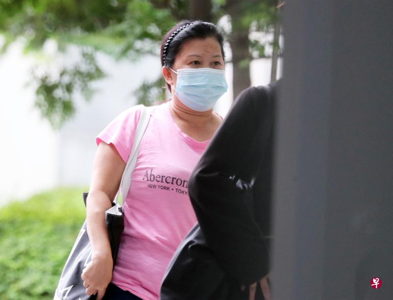 被告冈萨雷斯先用剪刀割伤自己的脖子与背部，接着打翻主人房内的一个摆饰品，然后大声叫喊求助，制造有人破窗而入行窃并伤害她的假象。（海峡时报）