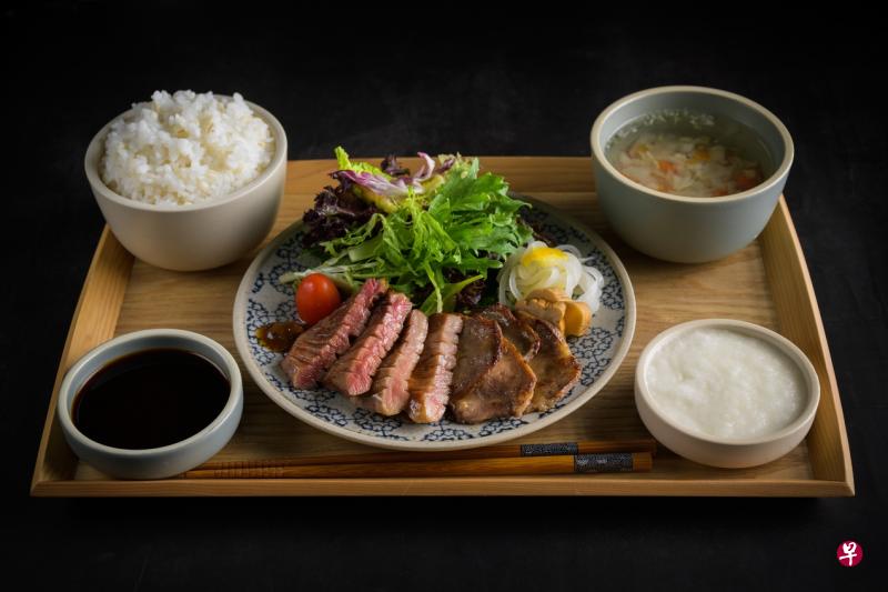 （左图）Gyutan-Tan的牛舌套餐，可选不同厚度的牛舌。（右图）餐馆有不同牛舌料理，包括涮涮锅。（餐馆提供）